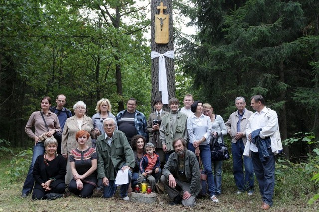 Pamiątkowa fotografia przy kapliczce upamiętniającej Wiktora Wołkowa.