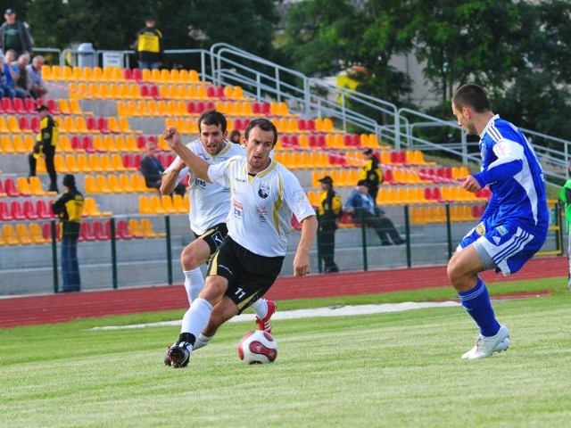 Macieja Kononowicza (z lewej) i Michała Wróbla (z piłką) zobaczymy na żagańskim stadionie w ligowym meczu dopiero we wrześniu