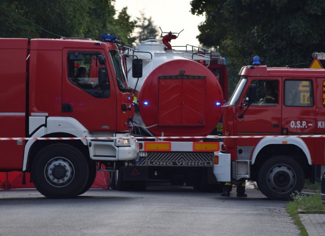 Częstochowa. Eksplozja furgonetki z gazem. Policja czeka na schłodzenie zbiorników, by móc zebrać śladyZobacz kolejne zdjęcia. Przesuwaj zdjęcia w prawo - naciśnij strzałkę lub przycisk NASTĘPNE