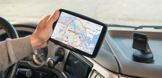 GO Expert Plus oferuje ulepszone wskazówki wizualne, zapewniając pełnoekranowe animacje, które ostrzegają kierowców o zbliżających się zjazdach, zakrętach lub zmianach pasa ruchu, nawet podczas jazdy z wyłączonym dźwiękiem. Dzięki otrzymywaniu instrukcji w jasny i intuicyjny sposób, kierowcy ciężarówek mogą skupić się na drodze, zwiększając bezpieczeństwo i wydajność podczas podróży.