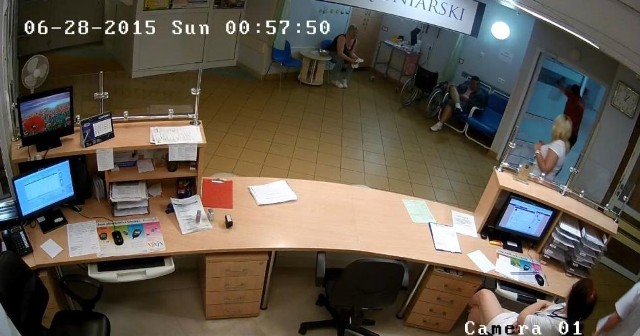 Zdjęcie z kamery szpitalnego monitoringu. Z prawej strony, w drzwiach widać mężczyznę, który został wyproszony z oddziału, bo był agresywny w stosunku do lekarzy i pielęgniarek.