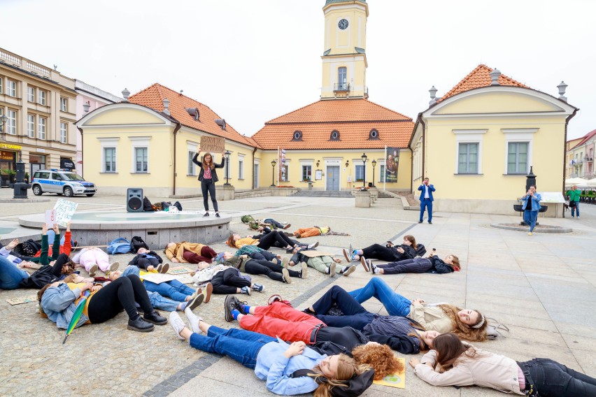 Młodzi postanowili nie iść do szkoły, by zaprotestować...