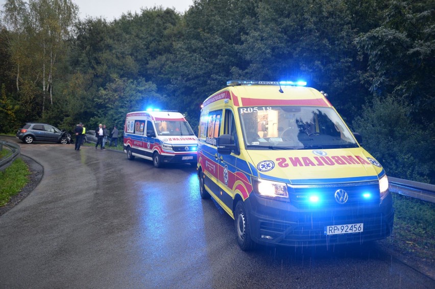 Wypadek w Huwnikach koło Przemyśla. W zderzeniu audi z suzuki poszkodowane zostały trzy osoby [ZDJĘCIA]
