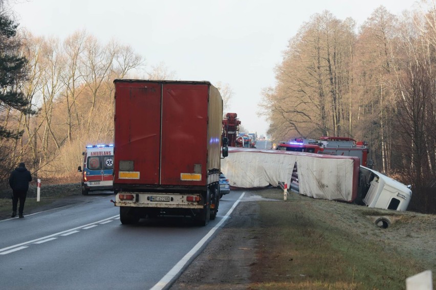 Grabówka. Wypadek na DK65. Ciężarówka zablokowała drogę