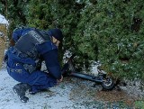 Ślad na śniegu pojawiał się i znikał. Policjanci ze Świebodzina wytropili złodzieja hulajnogi