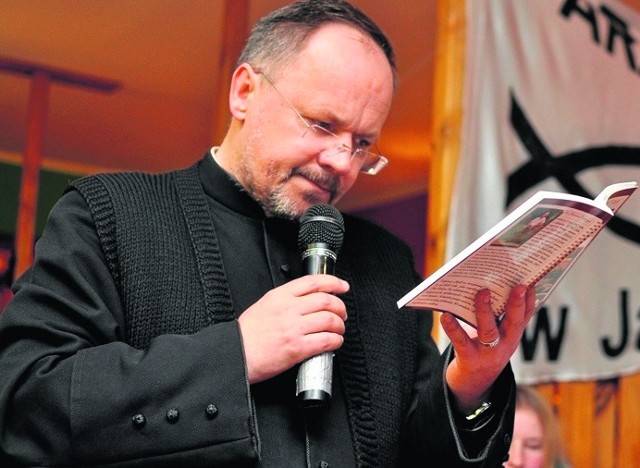 Majówki łączymy w tym roku z czytaniem dzieł Sienkiewicza - na wieczorne modlitwy zaprasza wiernych ksiądz Marian Fatyga.