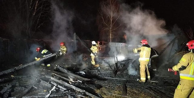 Tak strażacy gasili w czwartek w nocy pożar drewnianego garażu w Pionkach.