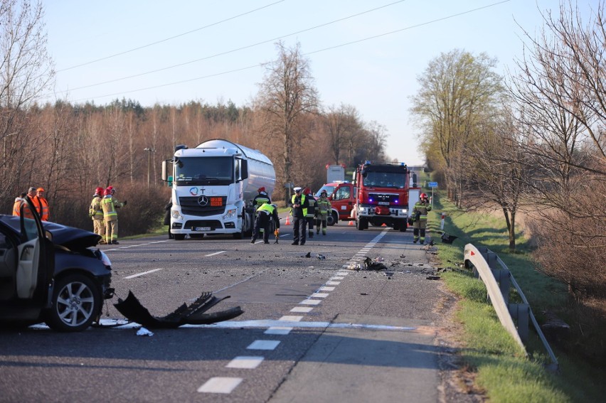 Wypadek w Lisowie. W zderzeniu w świąteczną noc zginęły dwie osoby [zdjęcia z miejsca wypadku]