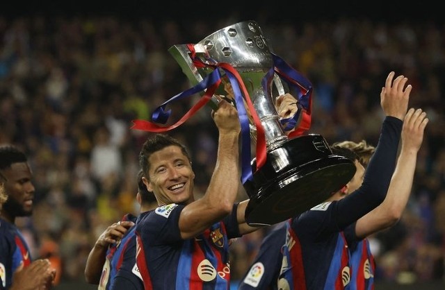 Robert Lewandowski z trofeum za mistrzostwo Hiszpanii wywalczone z Barceloną w sezonie 2022/23