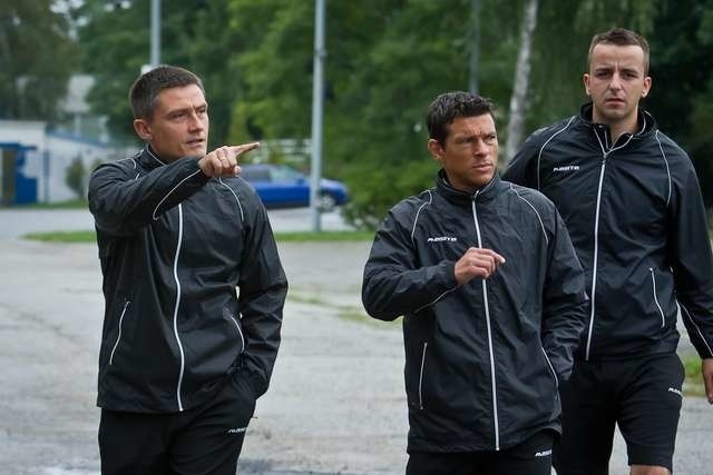 Trener Mariusz Rumak ze swoimi współpracownikami w drodze na trening zawiszan.