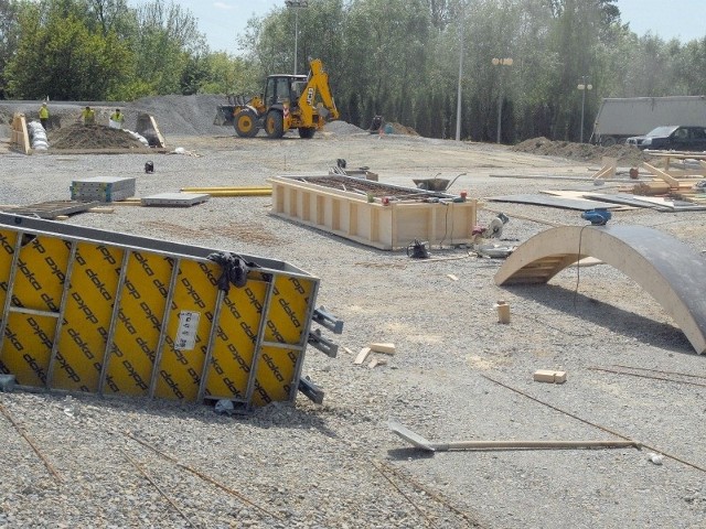 Skatepark na Podpromiu będzie miał kilkanaście przeszkód wykonanych ze specjalnego betonu. Powstaje w oparciu o projekt, który architekt przygotował zgodnie ze wskazówkami młodzieży. Budowa będzie kosztowała 1,5 mln zł.