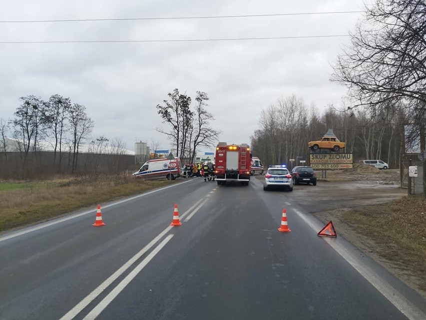 Zderzenie dwóch samochodów w Stalach. Droga wojewódzka była zablokowana (ZDJĘCIA)