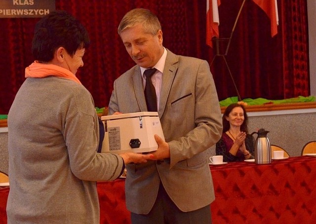 Krzysztof Kamiński z ZAK wręczył nauczycielom przedmiotów zawodowych wirówkę laboratoryjną.