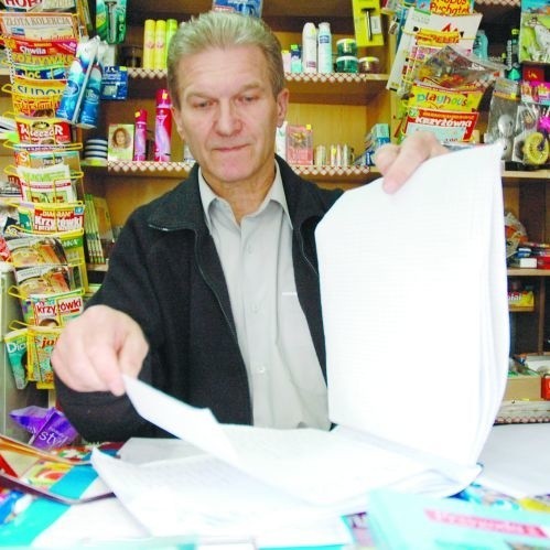 Waldemar Soczko pokazuje podpisy osób, które sprzeciwiają się likwidacji jego kiosku przez urząd miejski
