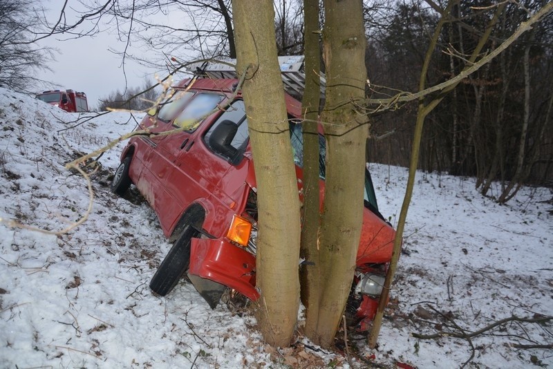 W Woli Komborskiej ford uderzył w drzewo. Trzy osoby trafiły...