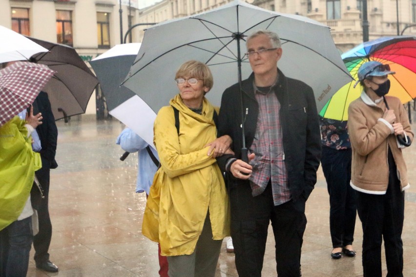 Manifestacja KOD na pl. Litewskim w strugach deszczu