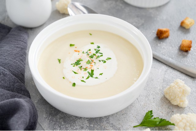 Pożywna zupa krem z kalafiora może być zrobiona na bazie mleka kokosowego.