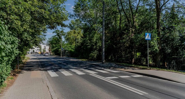 Miasto nie znalazło środków na oświetlenie drogi do szkoły i przedszkola. Mieszkańcom pomoże deweloper