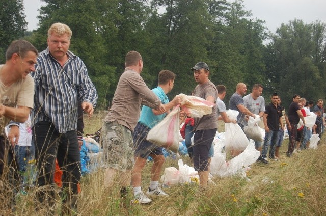 Od wielu godzin mieszkańcy Łęknicy układają worki z piaskiem na wale przeciwpowodziowym.