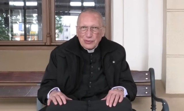 Ksiądz Kneblewski nagrał wideo, w którym żegna się z parafianami.