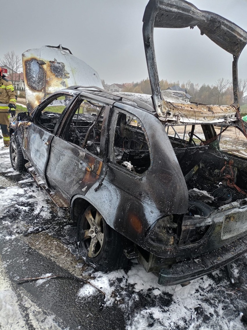 Pożar samochodu osobowego na drodze krajowej nr 73 w Stopnicy. Kierowca zdołał uciec