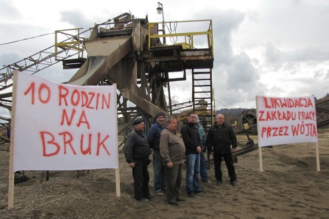 Radny Jerzy Lichota (pierwszy z prawej), dyrektor Bartosz Olejnik (w środku) i pracownicy Elbudu wspólnie protestują przeciwko stanowisku urzędu gminy.