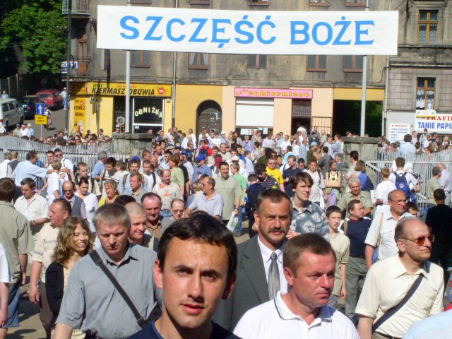 Archiwalne zdjęcia z pielgrzymki mężczyzn i młodzieńców do Piekar Śląskich w latach 2003-2016