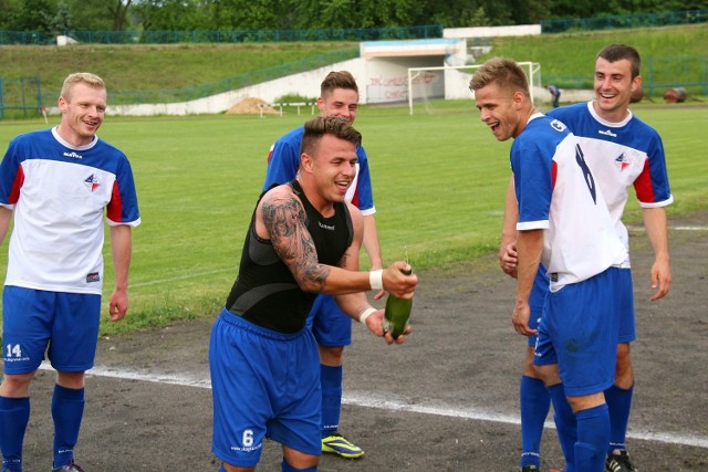 Czy na stadionie Granatu Skarżysko znów poleje się szampan? W 2014 roku po wygraniu III ligi otwierał go Damian Chrzanowski