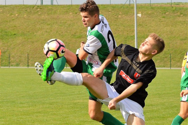 Piotr Sierczyński (Victoria, w biało-zielonej koszulce) w starciu z Dominikiem Czernym z Brzeziny Osiek.