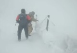 W taką wichurę wybrali się na Śnieżkę! Ze szczytu musieli ich ściągać goprowcy [NAGRANIE]