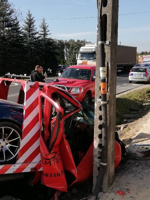 Wypadek na drodze 74 w Radlinie koło Kielc. Laweta uderzyła w słup. Kierowca przysnął? (ZDJĘCIA)                                 