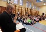 "Poczytajka", czyli gwiazdy czytają dzieciom. Damian Ukeje czytał najmłodszym w SP 5 w Szczecinie 