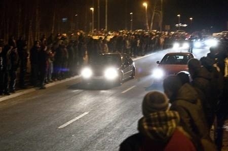 Nielegalne wyścigi samochodowe w Sosnowcu na parkingu przy...