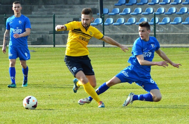 Mateusz Majcherczyk (z lewej, w żółtej koszulce) ostatnio imponuje skutecznością.