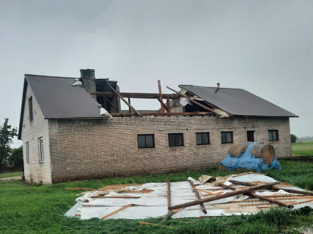 W Kobylnikach w gminie Skalbmierz zerwany został dach na budynku gospodarczym