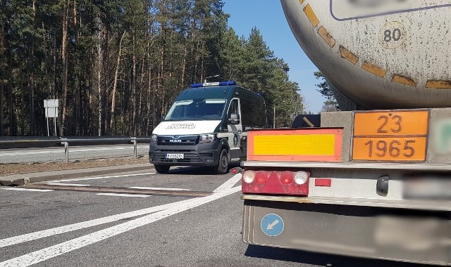 W środę (23 marca), na krajowej „ósemce” w Suchowoli, patrol ITD zatrzymał do kontroli drogowej ciężarówkę należącą do białoruskiej firmy, która była oznaczona pomarańczowymi tablicami (ADR). Zestaw wracał po rozładunku towaru niebezpiecznego w postaci węglowodorów gazowych (UN 1965) do Białorusi.