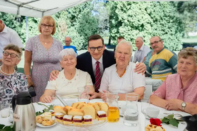 Premier odwiedził Solec nad Wisła w sobotę, 22 sierpnia. Szef rządu odwiedził między innymi miejscowy Zespół Szkół, a także porozmawiał z seniorami.
