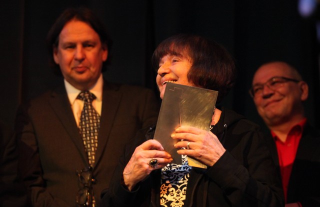 Hanna Krall, laureatka Nagrody Literackiej im. Juliana Tuwima 2014 za całokształt twórczości, ze statuetką autorstwa Zofii Lisiewicz. W tle prof. Tomasz Bocheński (UŁ), członek kapituły nagrody