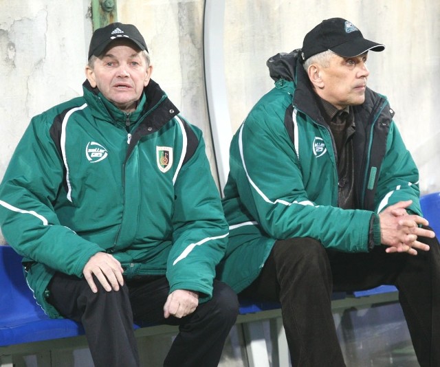 Wiesław Łesejko (z lewej) z trenerem "Stalówki&#8221;, Januszem Białkiem, podczas meczu stalowowolskich piłkarzy z GKS w Katowicach.
