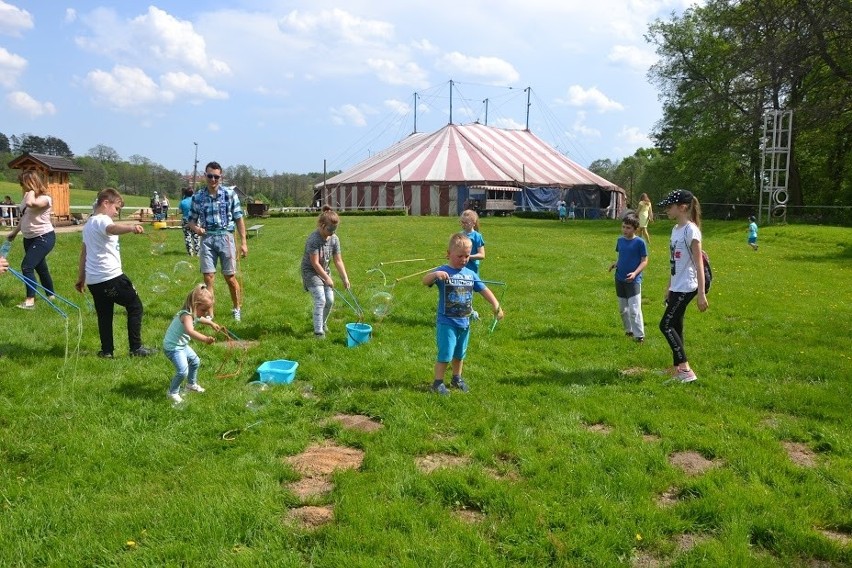 Wielka Wieś, Tomaszowice. Niebieskie obchody, czyli terapia i zabawa dla dzieci z autyzmem