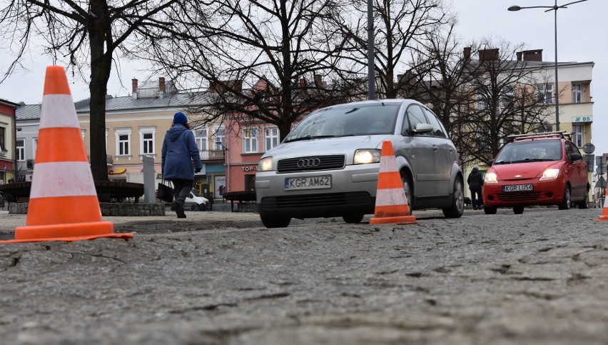 Starówka miasta przepowiada wiosnę. Na Mickiewicza wyrosły już... pachołki 