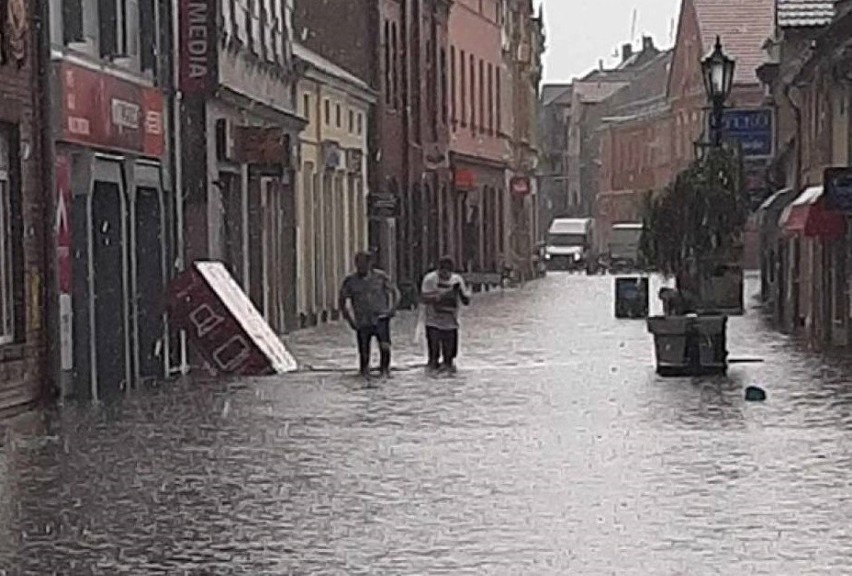 Strażacy musieli wypompowywać wodą z zalanych piwnic i ulic....