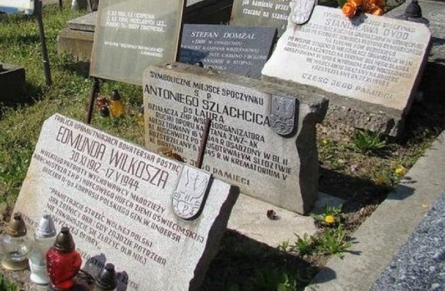 Na cmentarzu parafialnym w Oświęcimiu znajduje się kwatera symbolicznych grobów upamiętniających bohaterskich mieszkańców