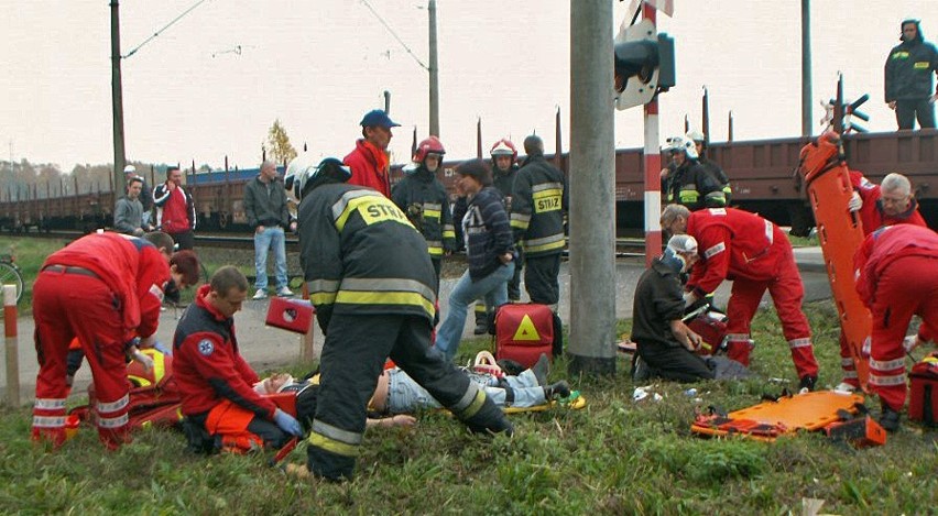 Wypadek na przejeździe kolejowym w Piaskach Wielkich.