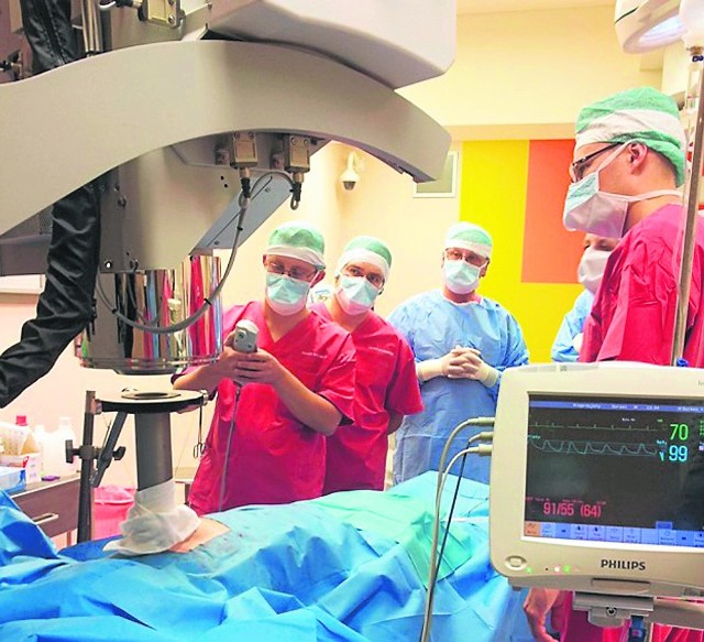 Operacja usunięcia nowotworu w piersi - pacjentka dodatkowo zostaje poddana radioterapii
