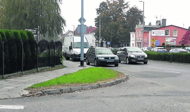 Skrzyżowanie ul. Zwycięstwa i Bema w Koszalinie; kierowcy wyjeżdżający z ul. Bema mają utrudnioną widoczność z uwagi na samochody parkujące na pasie jezdni.