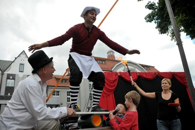 Akrobata smaża jajecznicę na wysokim ogniu. Pomagają mu w tym ochotnicy pani Joanna, Szymon, Andrzej i sam dyrektor Lubuskiego Teatru Robert Czechowski