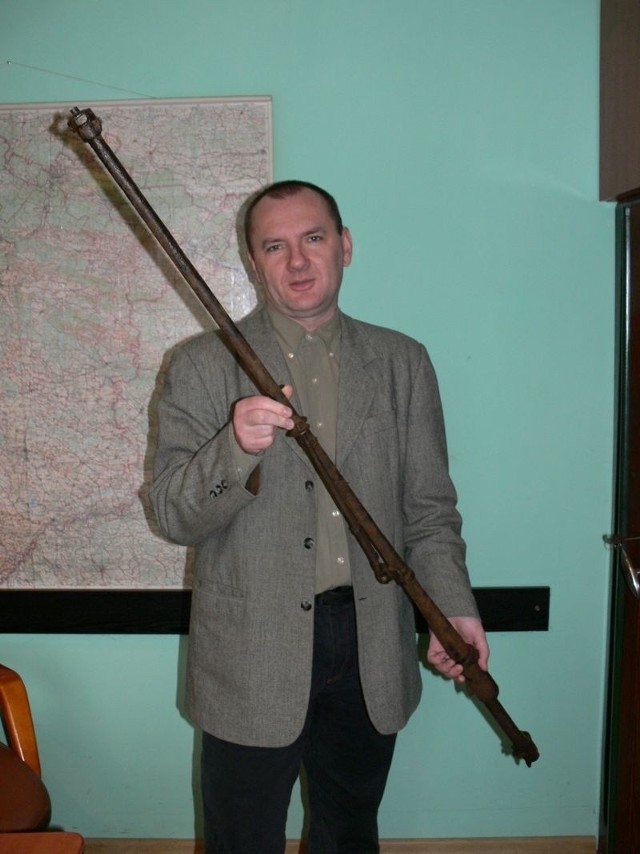 Artur Buńko, dyrektor Muzeum Orła Białego, prezentuje karabin przeciwpancerny ur, który trafił do placówki dzięki Edwardowi Manieckiemu.