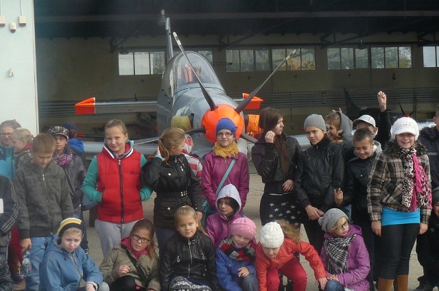 Uczniowie z gminy Skaryszew mieli okazję zwiedzić lotnisko w Radomiu i z bliska obejrzeć samoloty.
