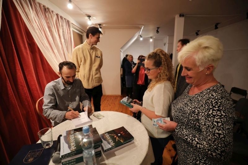 Radziejowski Dom Kultury - w andrzejkowy wieczór nie było wróżb, ale ciekawe spotlanie z pisarzem